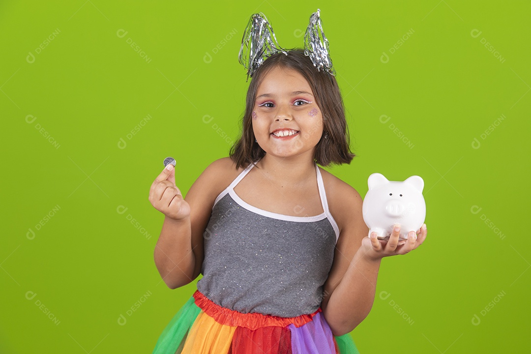 Linda menina jovem usando fantasia de carnaval segurando cofrinho