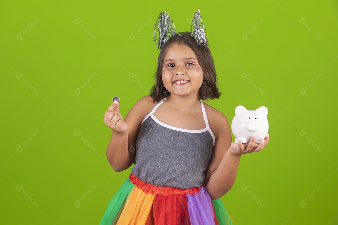 Linda menina jovem usando fantasia de carnaval segurando cofrinho