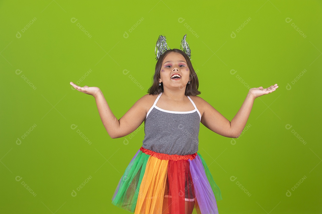 Linda menina jovem usando fantasia de carnaval sobre fundo isolado