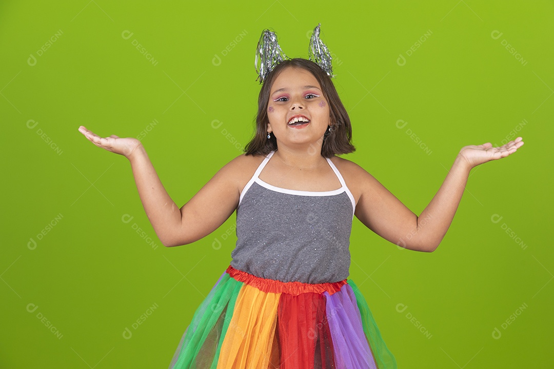 Linda menina jovem usando fantasia de carnaval sobre fundo isolado