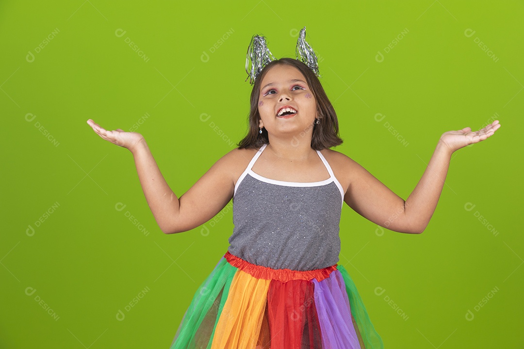 Linda menina jovem usando fantasia de carnaval sobre fundo isolado