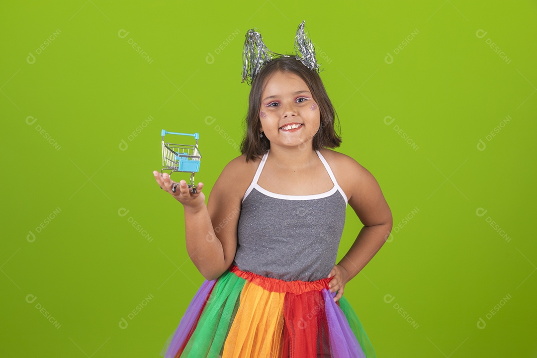 Linda menina jovem usando fantasia de carnaval sobre fundo isolado