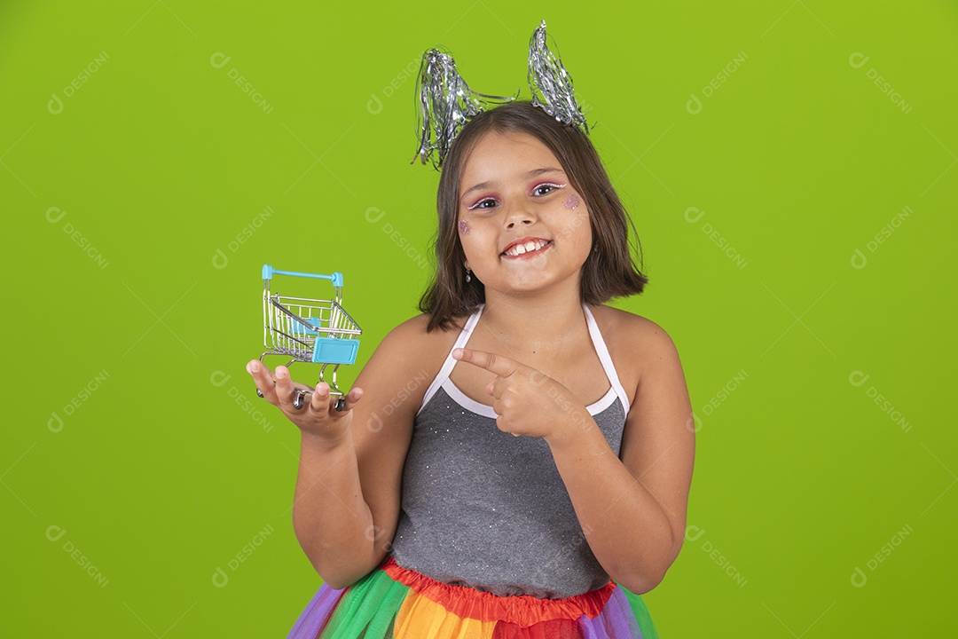 Linda menina jovem usando fantasia de carnaval sobre fundo isolado