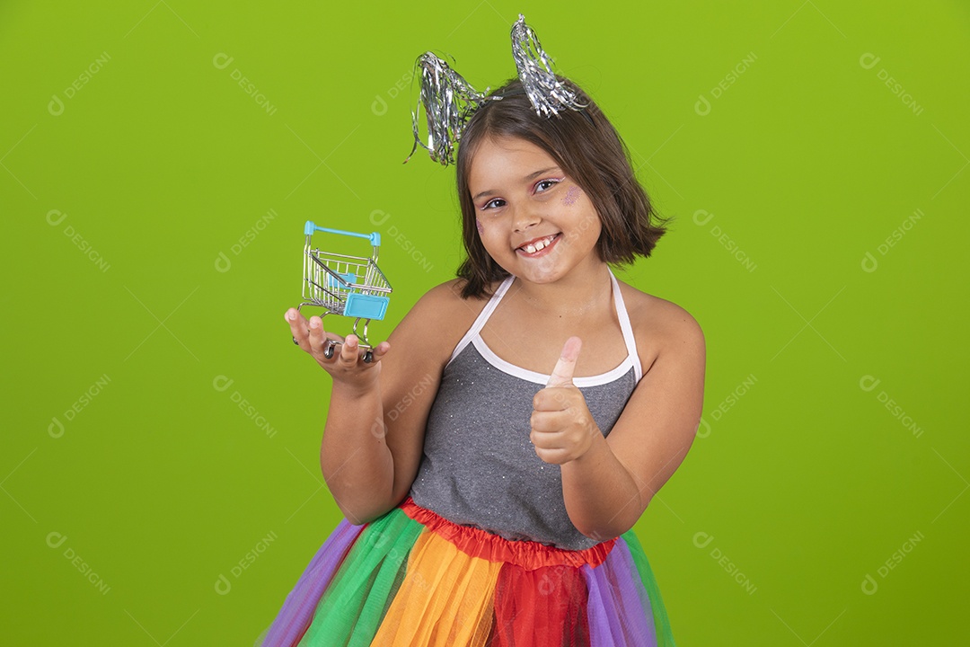 Linda menina jovem usando fantasia de carnaval sobre fundo isolado