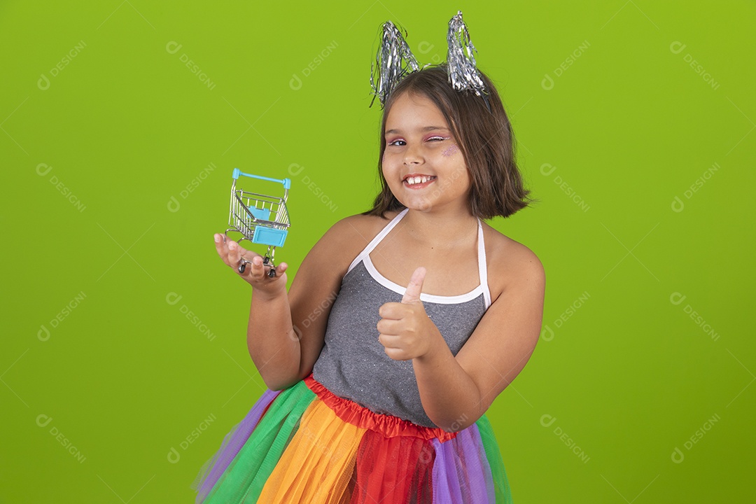 Linda menina jovem usando fantasia de carnaval sobre fundo isolado