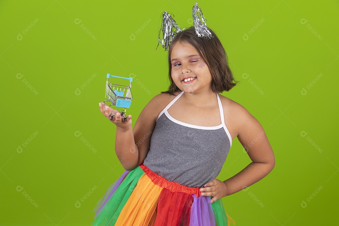 Linda menina jovem usando fantasia de carnaval sobre fundo isolado