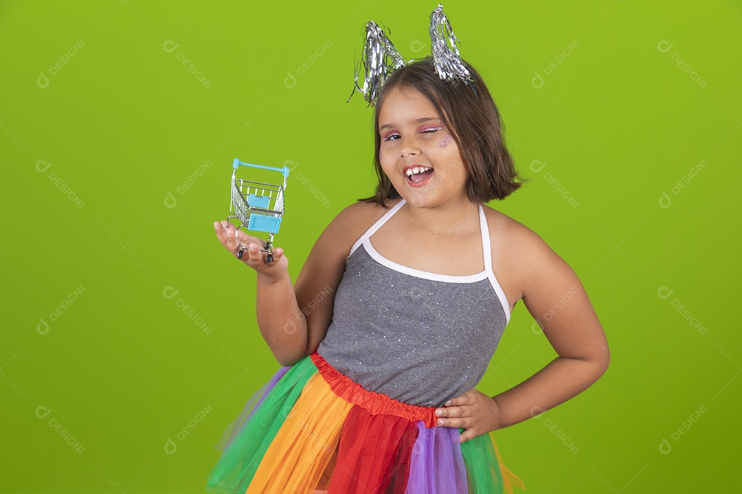 Linda menina jovem usando fantasia de carnaval sobre fundo isolado