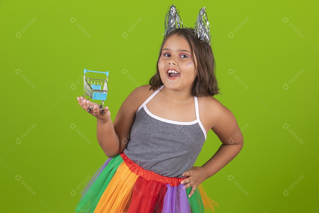 Linda menina jovem usando fantasia de carnaval sobre fundo isolado