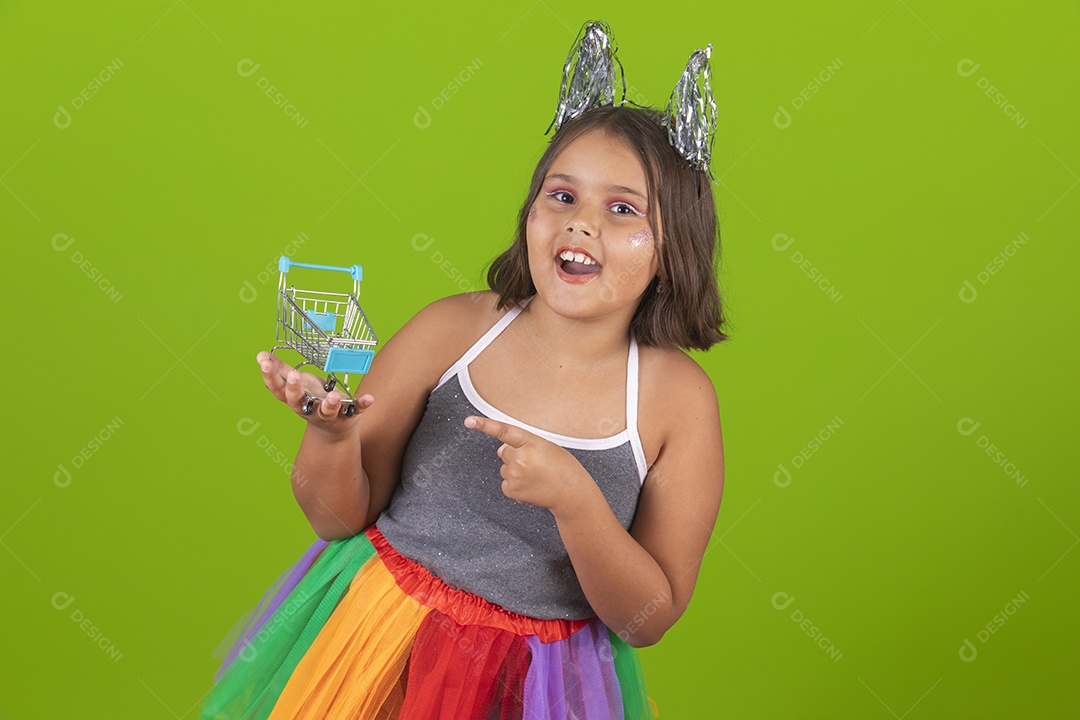 Linda menina jovem usando fantasia de carnaval sobre fundo isolado
