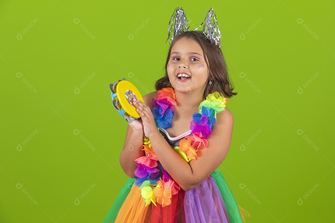 Linda menina jovem usando fantasia de carnaval sobre fundo isolado