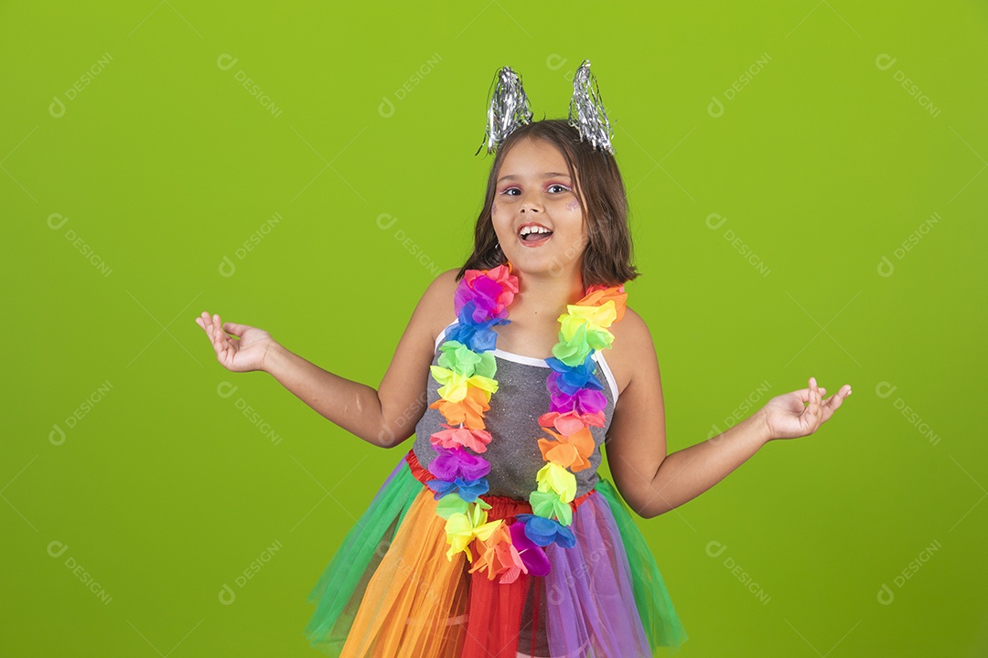 Linda menina jovem usando fantasia de carnaval sobre fundo isolado