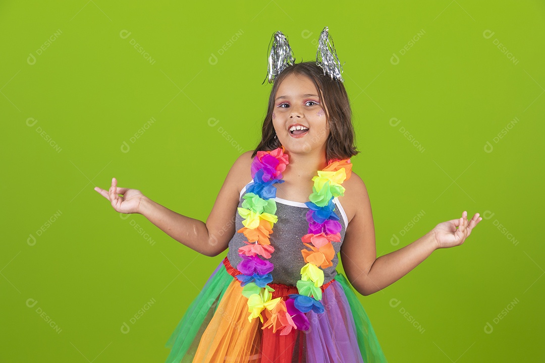 Linda menina jovem usando fantasia de carnaval sobre fundo isolado