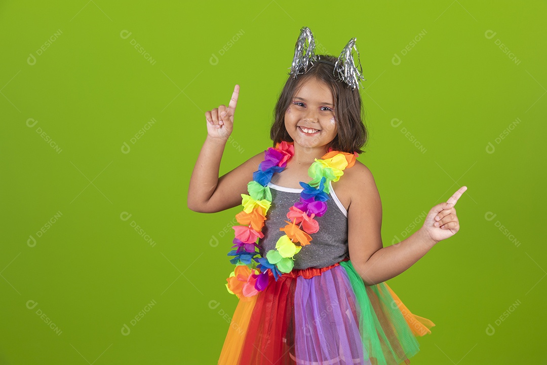 Linda menina jovem usando fantasia de carnaval sobre fundo isolado