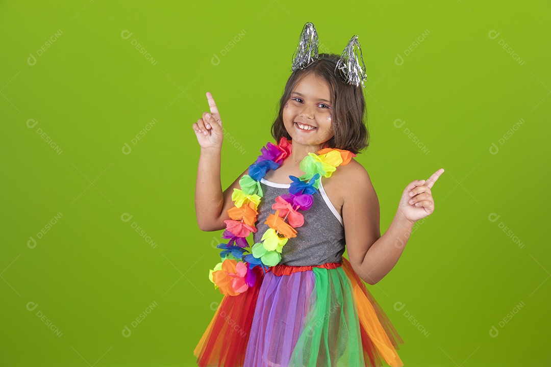 Linda menina jovem usando fantasia de carnaval sobre fundo isolado