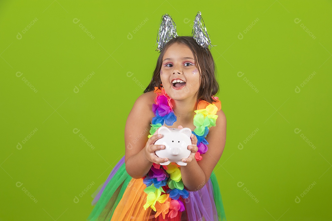 Linda menina jovem usando fantasia de carnaval sobre fundo isolado