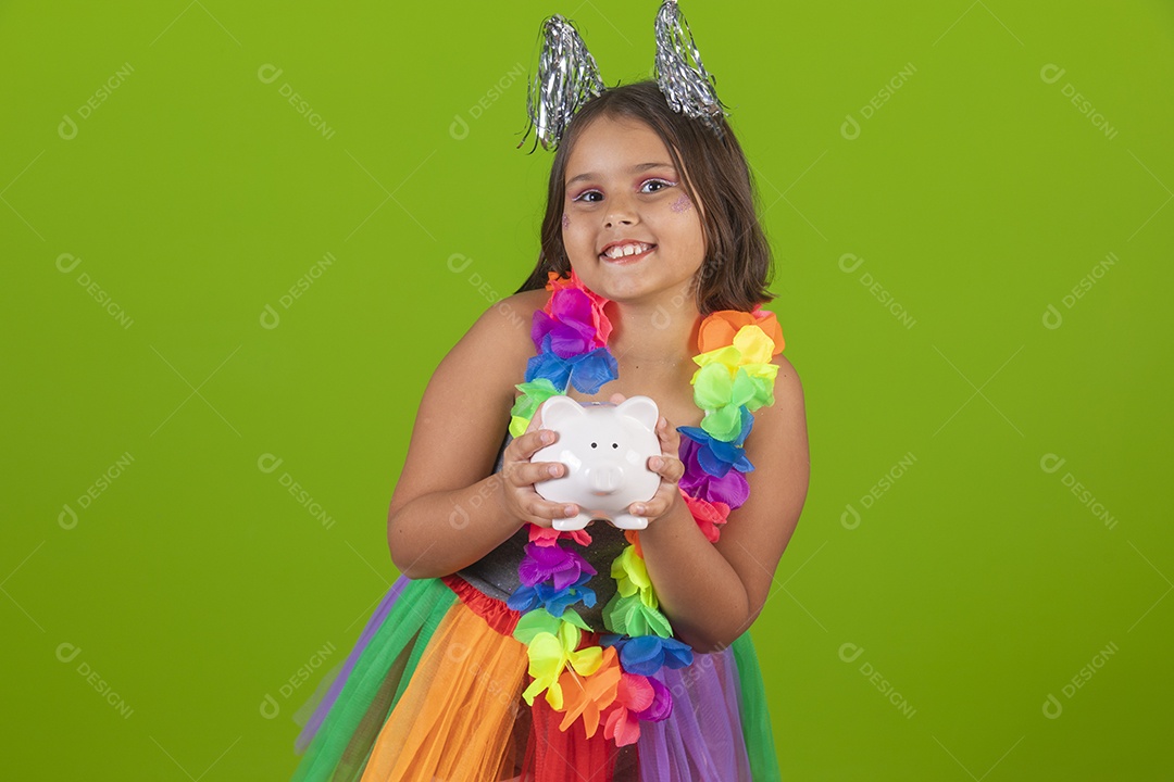 Linda menina jovem usando fantasia de carnaval sobre fundo isolado