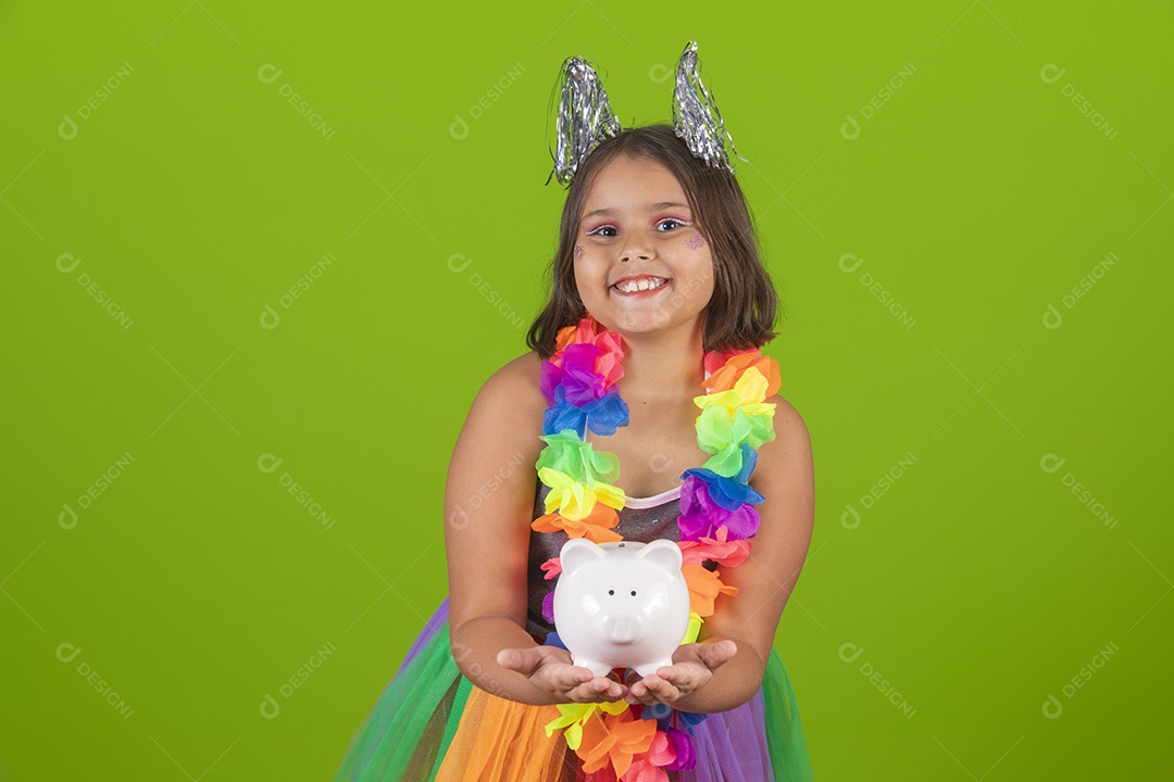 Linda menina jovem usando fantasia de carnaval sobre fundo isolado
