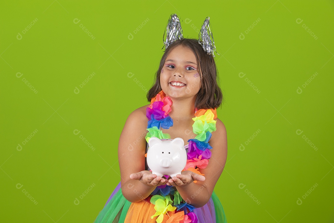 Linda menina jovem usando fantasia de carnaval sobre fundo isolado