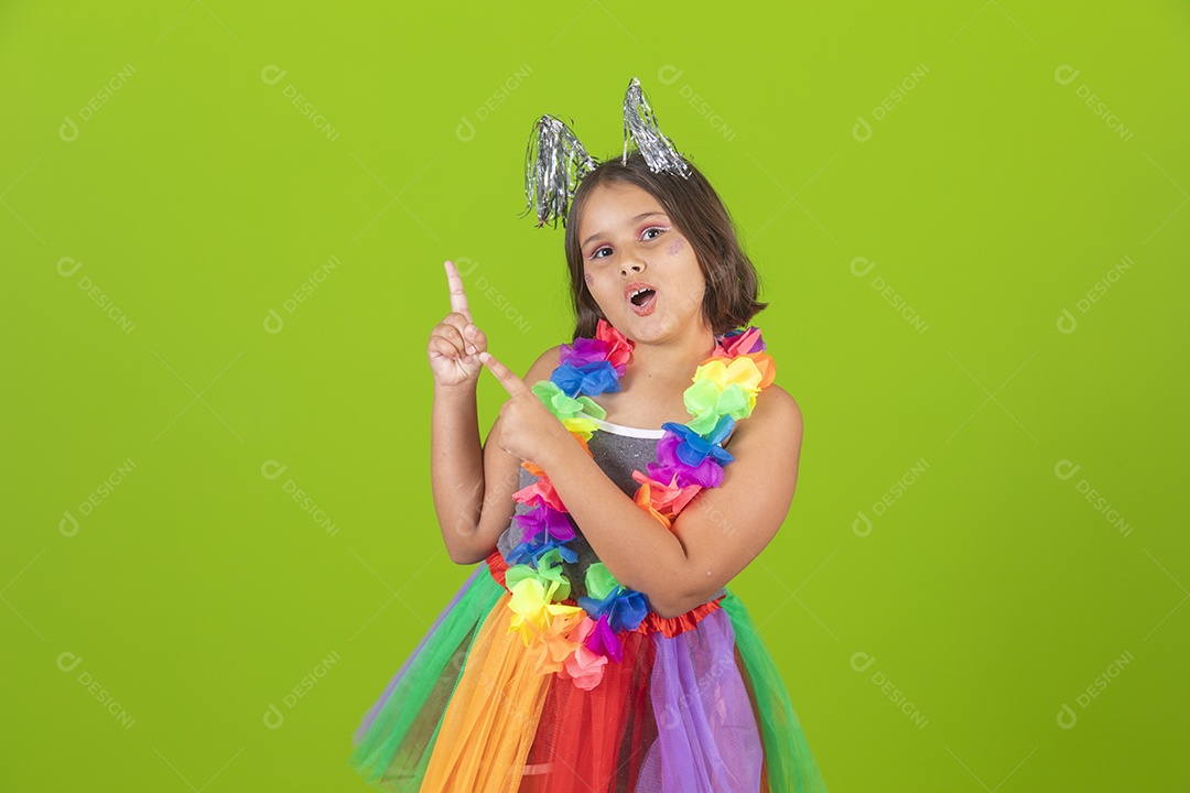 Linda menina jovem usando fantasia de carnaval sobre fundo isolado