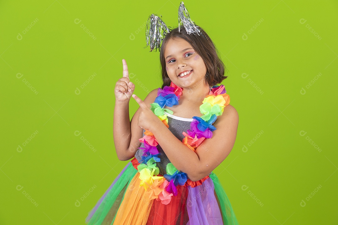 Linda menina jovem usando fantasia de carnaval sobre fundo isolado