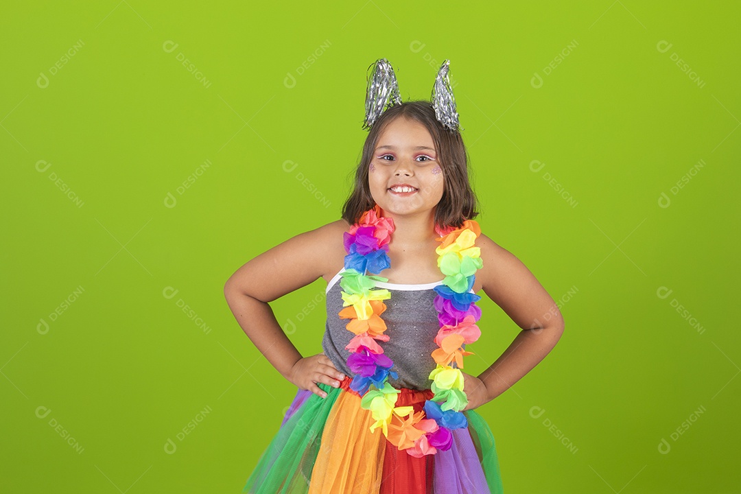 Lindas meninas jovens irmãs usando fantasia de carnaval sobre fundo isolado