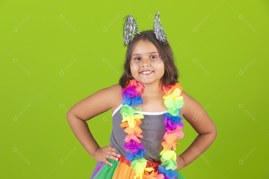 Lindas meninas jovens irmãs usando fantasia de carnaval sobre fundo isolado