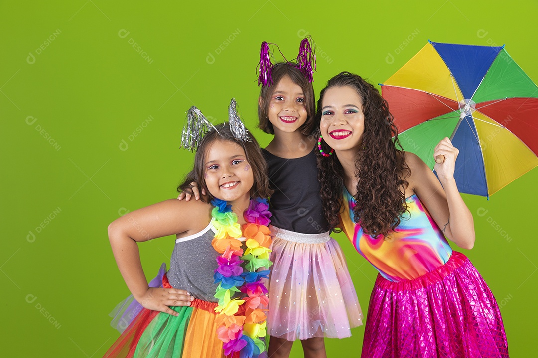 Lindas meninas jovens irmãs usando fantasia de carnaval sobre fundo isolado