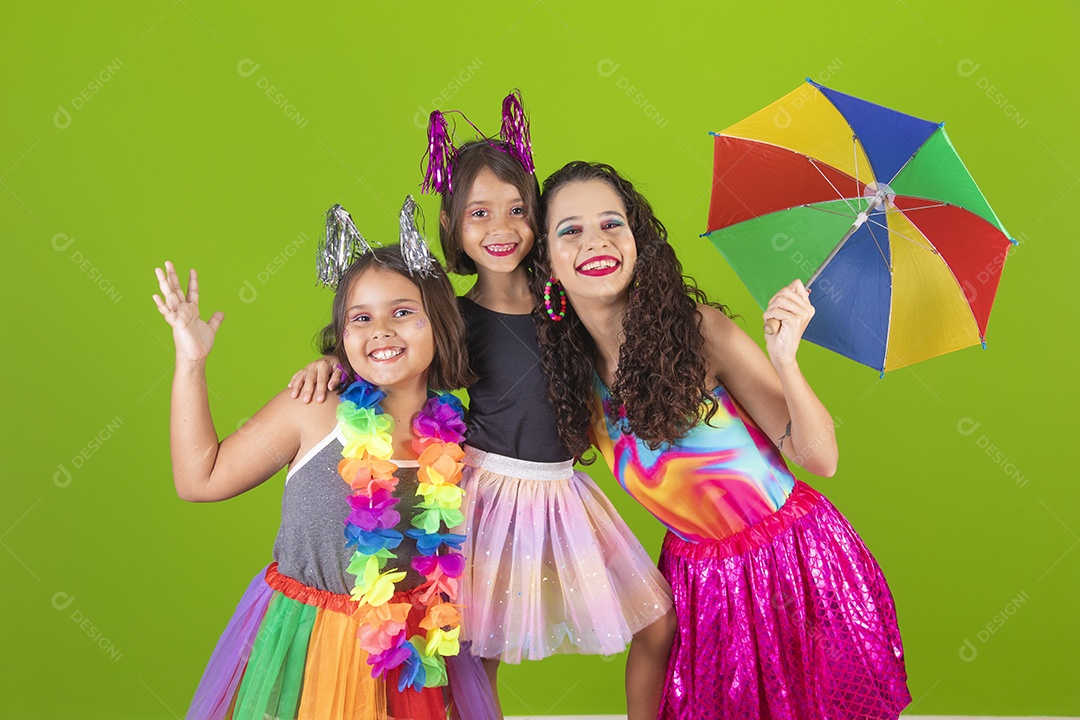 Lindas meninas jovens irmãs usando fantasia de carnaval sobre fundo isolado
