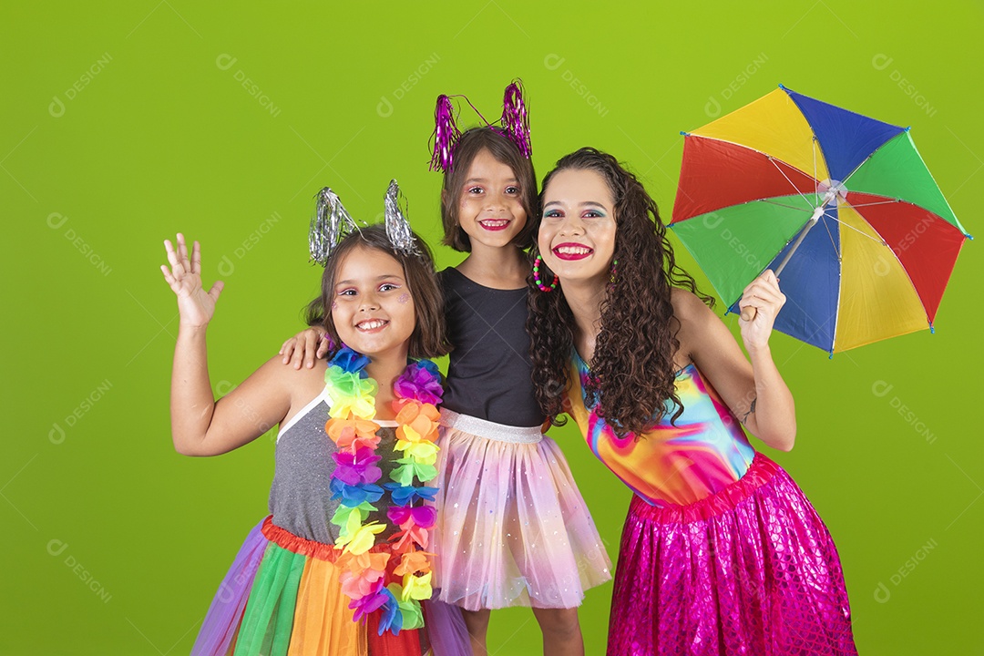 Lindas meninas jovens irmãs usando fantasia de carnaval sobre fundo isolado