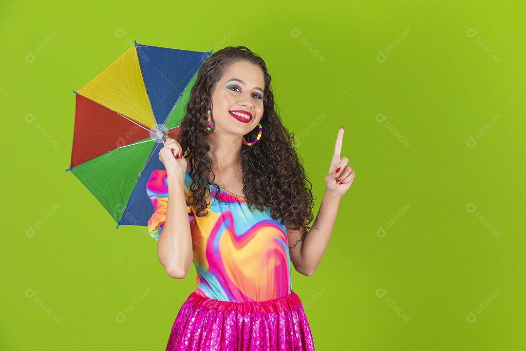 Linda mulher jovem usando fantasia de carnaval sobre fundo isolado