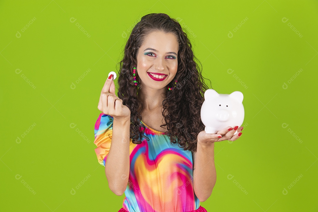 Linda mulher jovem usando fantasia de carnaval segurando cofrinho