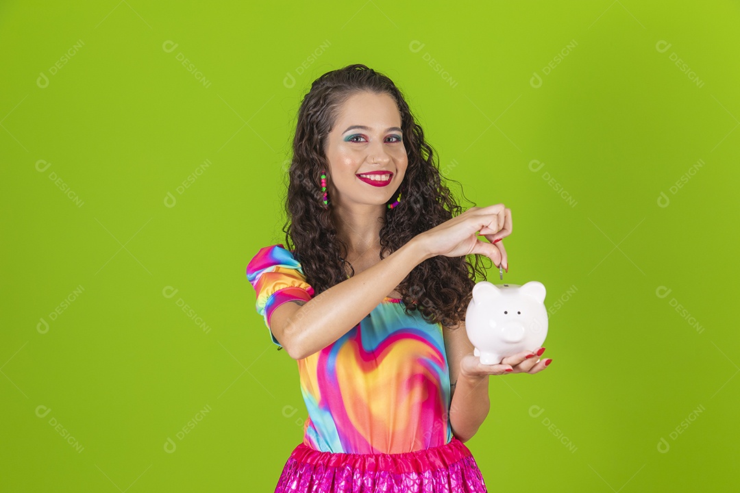 Linda mulher jovem usando fantasia de carnaval segurando cofrinho