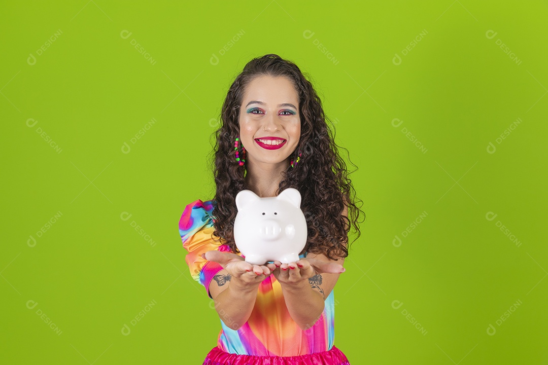 Linda mulher jovem usando fantasia de carnaval segurando cofrinho