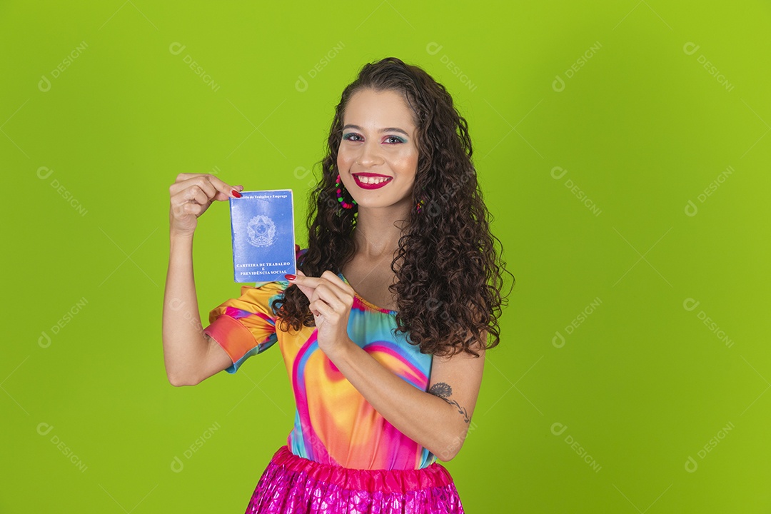 Linda mulher jovem usando fantasia de carnaval segurando carteira de trabalho