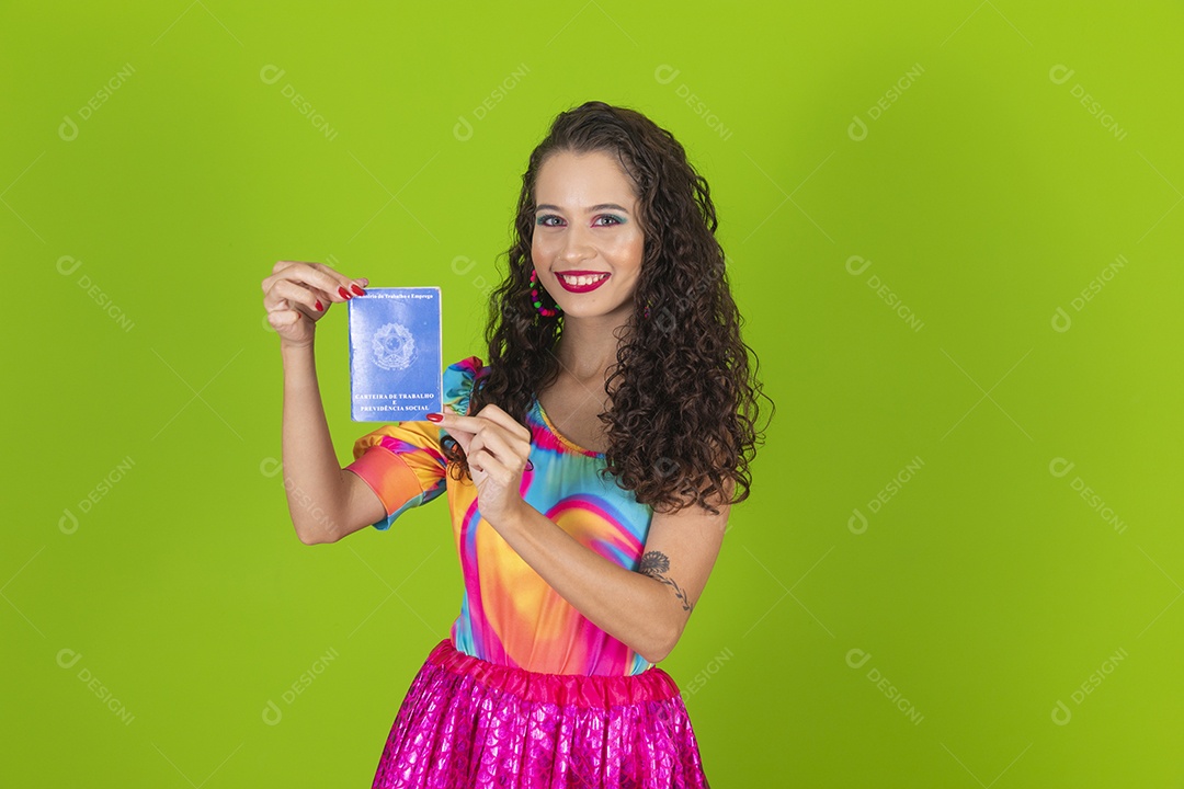 Linda mulher jovem usando fantasia de carnaval segurando carteira de trabalho