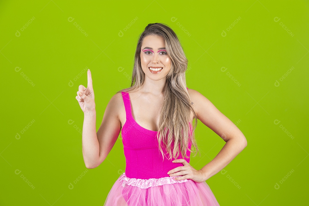 Linda mulher jovem usando fantasia de carnaval sobre fundo isolado