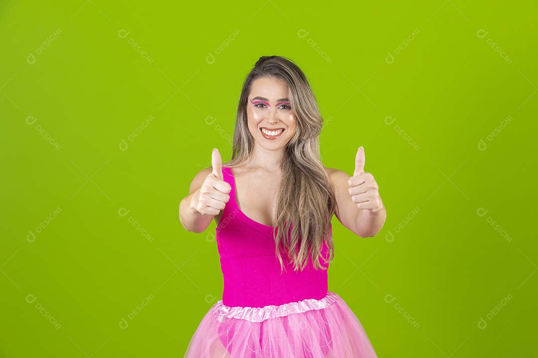 Linda mulher jovem usando fantasia de carnaval sobre fundo isolado