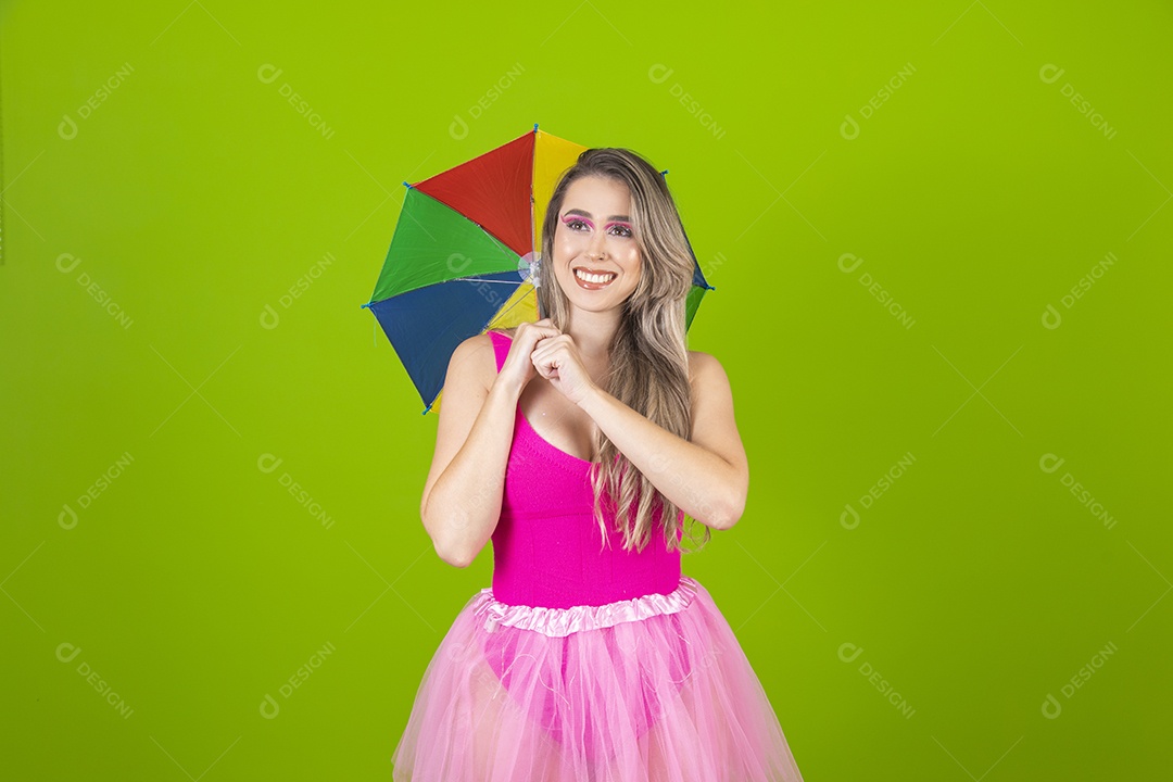 Linda mulher jovem usando fantasia de carnaval sobre fundo isolado