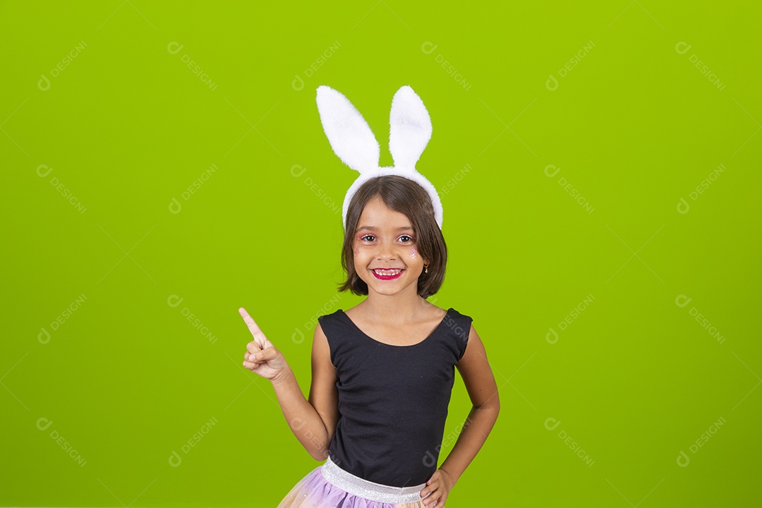 Linda criança garotinha usando fantasia de coelho Conceito Feliz Páscoa