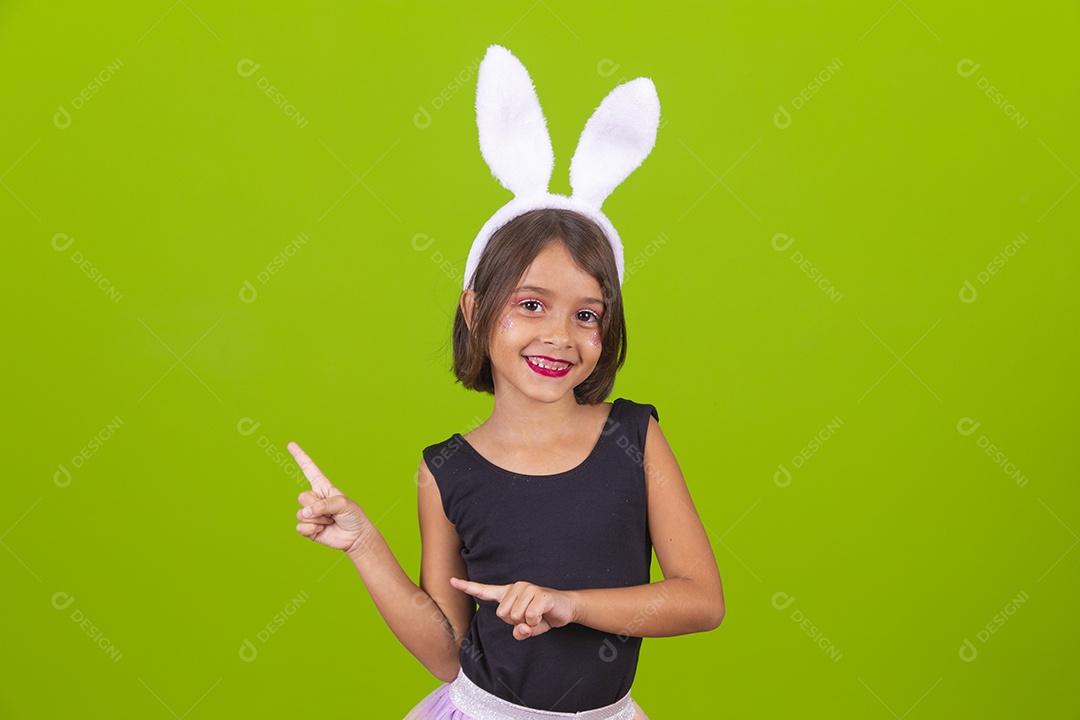 Linda criança garotinha usando fantasia de coelho Conceito Feliz Páscoa