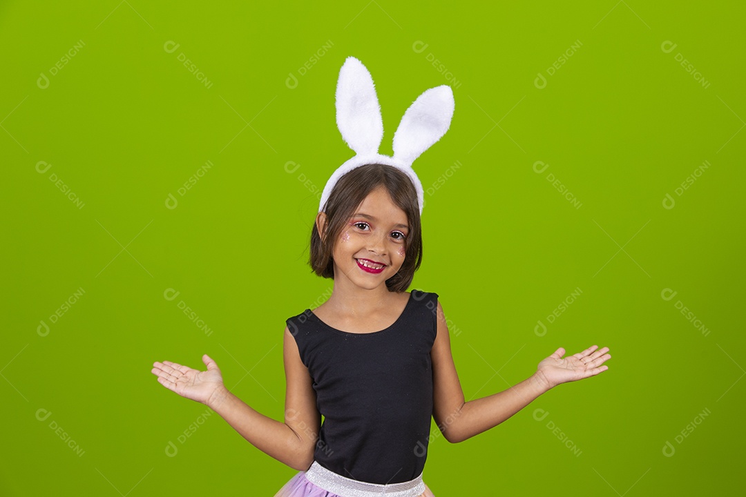 Linda criança garotinha usando fantasia de coelho Conceito Feliz Páscoa