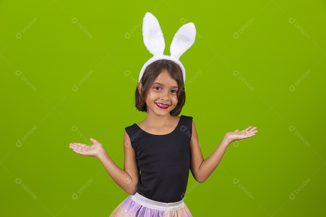 Linda criança garotinha usando fantasia de coelho Conceito Feliz Páscoa