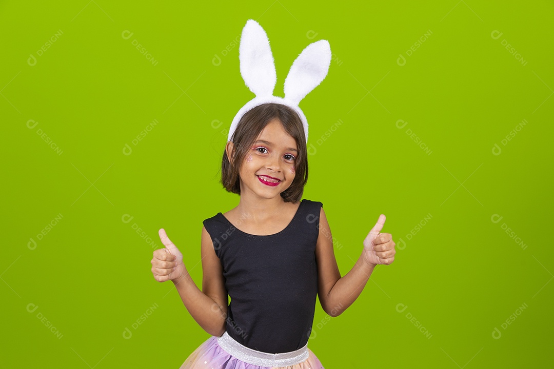 Linda criança garotinha usando fantasia de coelho Conceito Feliz Páscoa