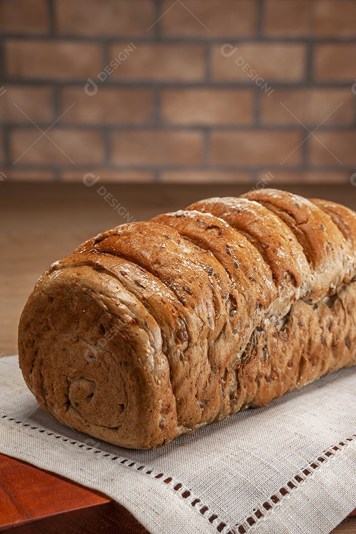 Pão integral com pães de queijo na cesta atrás.