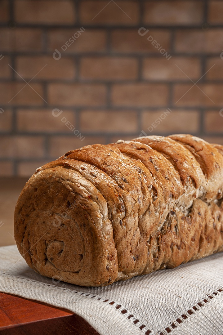 Pão integral com pães de queijo na cesta atrás.