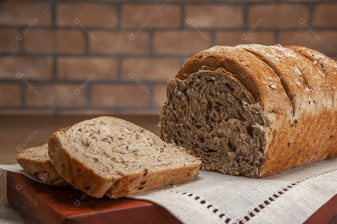 Pão integral com pães de queijo na cesta atrás.