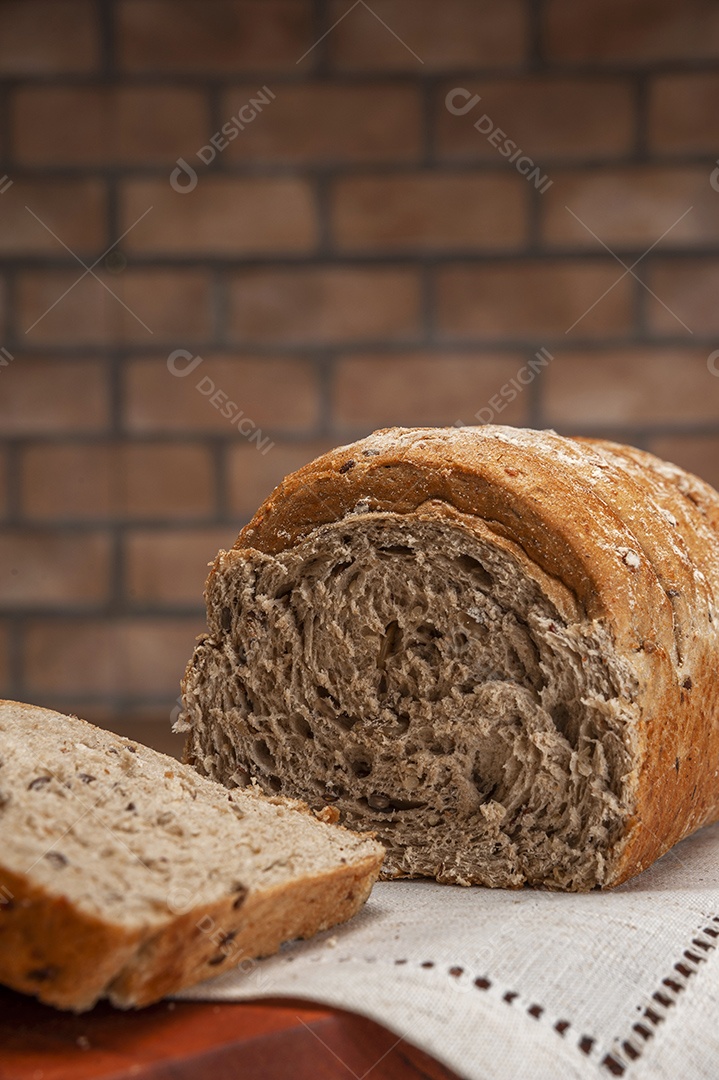 Pão integral com pães de queijo na cesta atrás.