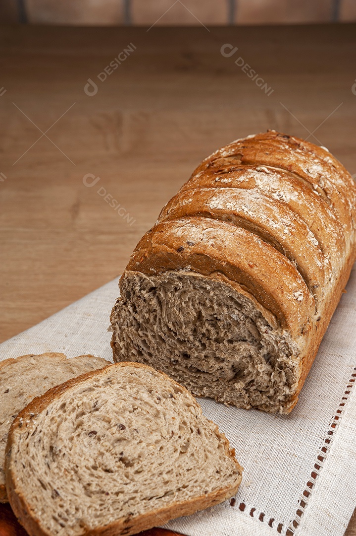 Pão integral com pães de queijo na cesta atrás.