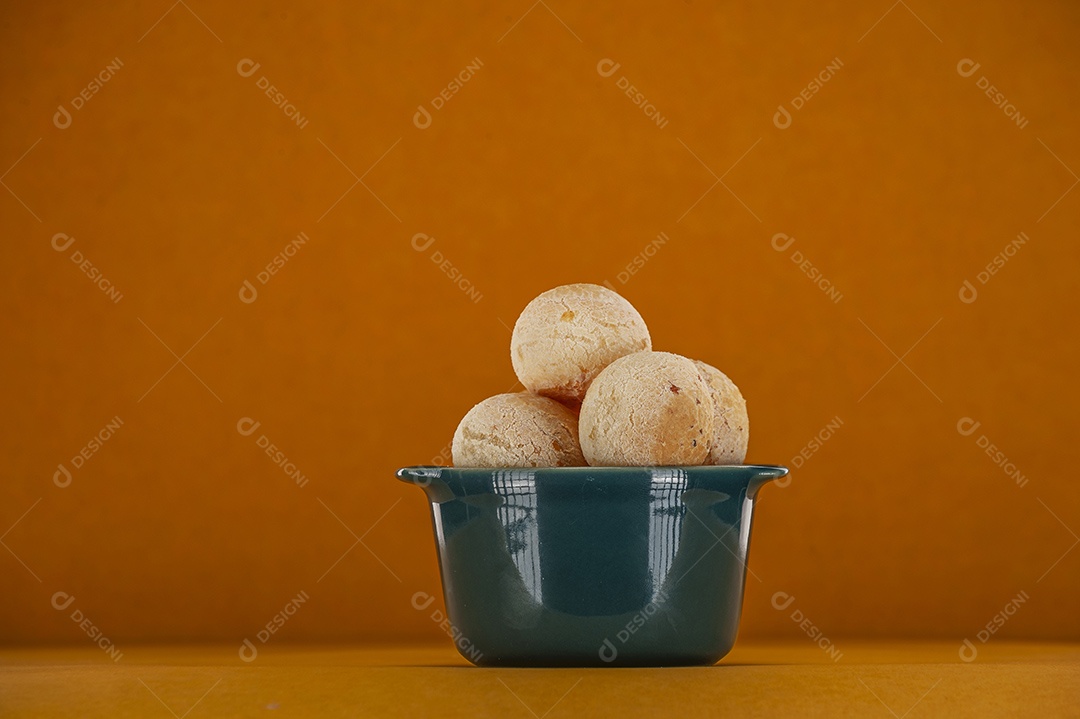 Pães de queijo sobre fundo isolado