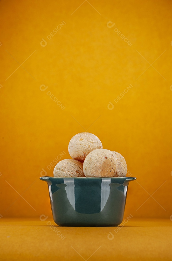 Pães de queijo sobre fundo isolado